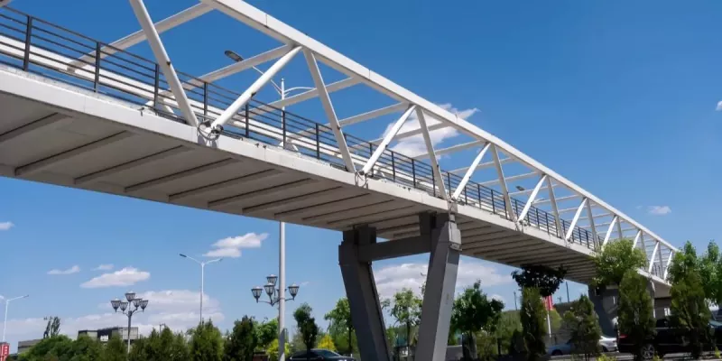 Будівництво сталевих конструкцій міського пішохідного мосту